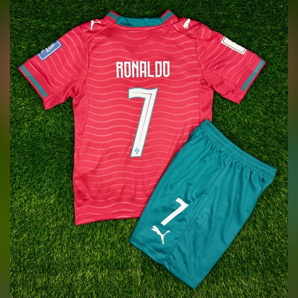 🇵🇹NEW PORTUGAL HOME WORLD CUP RONALDO KIDS SET! 🇵🇹 - Picture 4 of 5